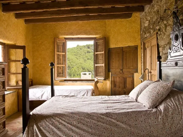 MAR 2027 - Sing Broadway - Triple Bedroom  - Two Singles, One Double & Private Bath